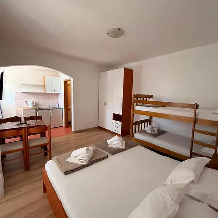 - Jadranska Ulica 27 *