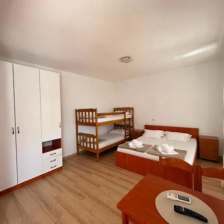 - Jadranska Ulica 27 * Gradac (Split-Dalmatia)